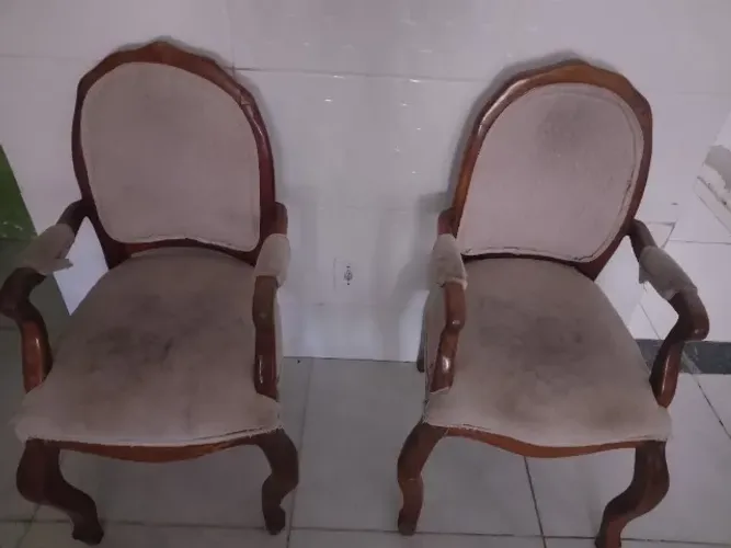 Vendo 2 cadeiras medalhão com braço 