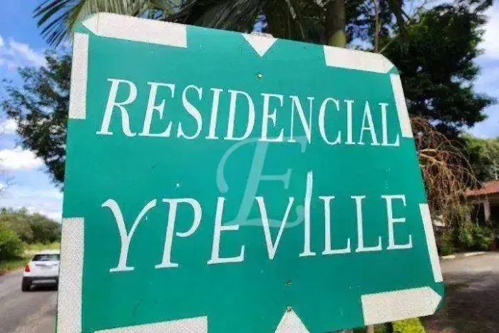 Chácara com Casa a venda, mobiliada, Piscinas, Lareira, Varanda, Churrasqueira, Canil. Por