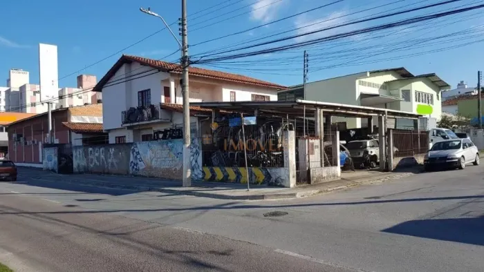 CASA COMERCIAL ! MUITO BEM LOCALIZADA !
