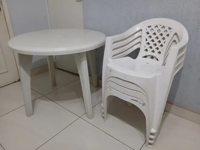 Mesa redonda de plastico tramontina com 4 cadeiras com braços