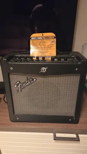 Amplicacador Fender Mustang 1 v2