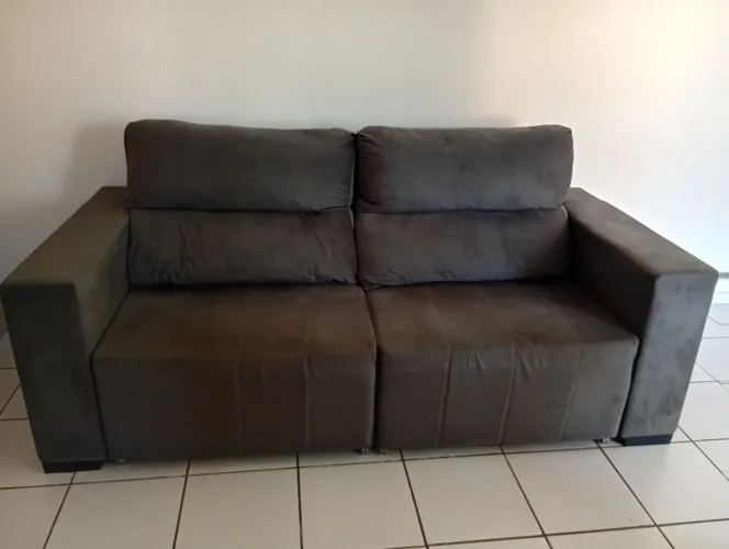 Sofá reclinável e retrátil