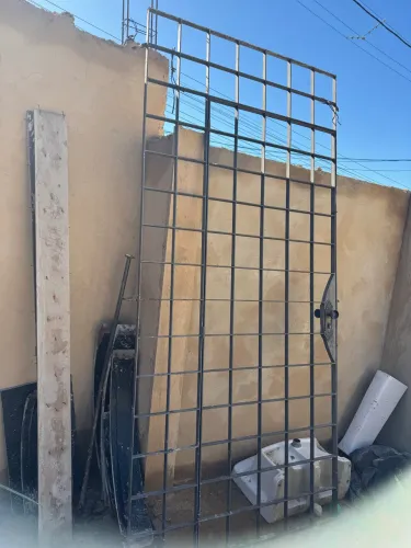Grade com porta embutida