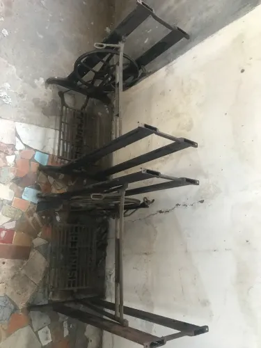 Pés de máquina antiga