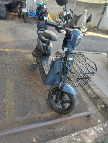 Moto elétrica acompanha 2 chaves com controle de alarme e nota de garantia
