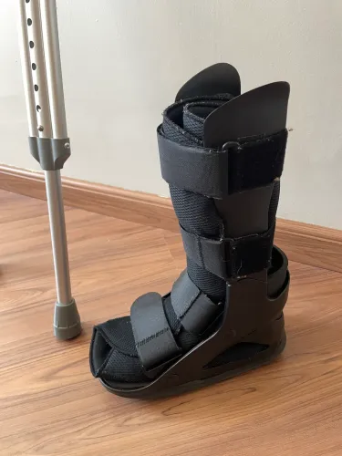 Par de muletas NOVAS/Bota Ortopédica 