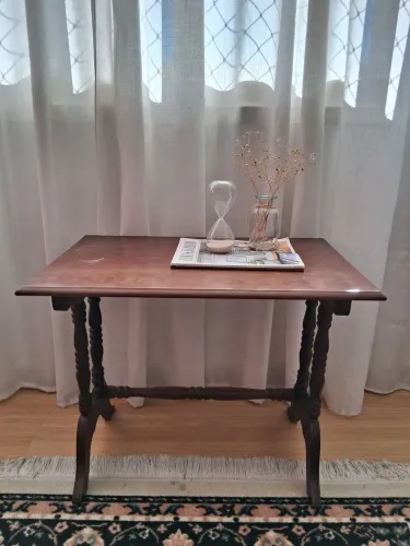 Mesa lateral em madeira