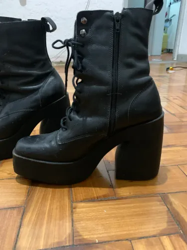 Bota de cano médio da Santa Lolla