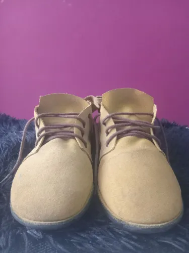 Bota cano curto camurça amarela da marca Caíque Shoes