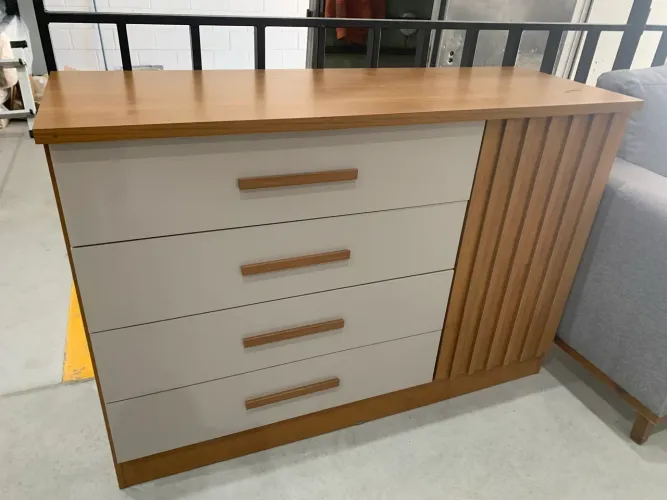 CÔMODA COM 4 GAVETAS À PRONTA ENTREGA
