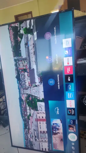 Tv qled 55 polegadas com pequena avaria na imagem . 