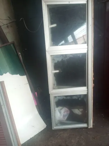 Basculhante de vidro com 3 janelas. Negociável!