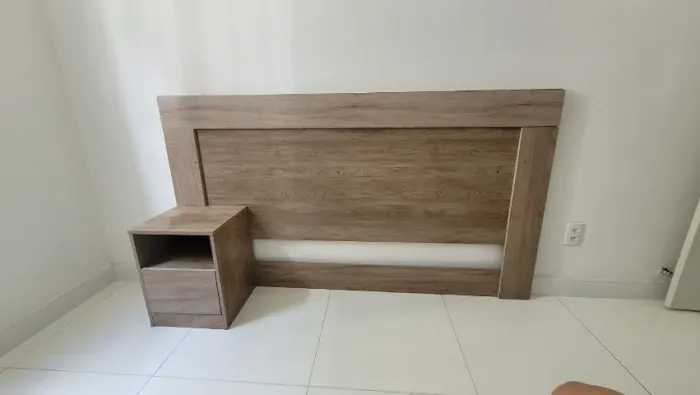 Cabeceira casal cama box 138 cm com 1 com uma mesinha de apoio