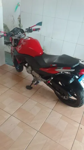 CB 300R VERMELHA