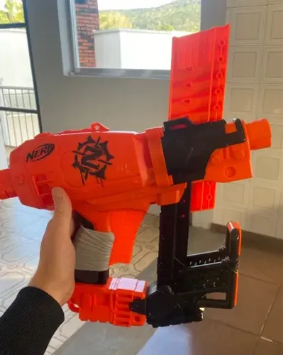 Lançador de Dardos Nerf Zombie Strike Nailbiter