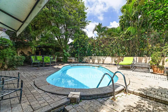 Casa sólida em rua arborizada no Jardim Guedala com jardim e piscina
