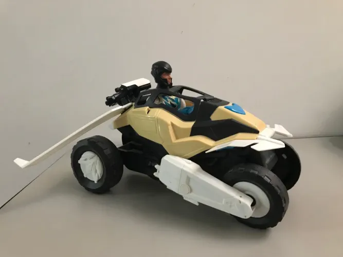 Carro com boneco 