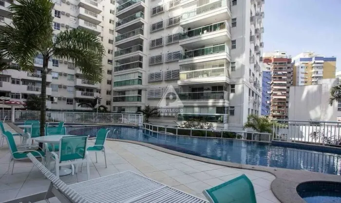 ## **Excelente 2 Quartos + Quarto Reversível | Varanda Gourmet | Vista Piscina **à venda**