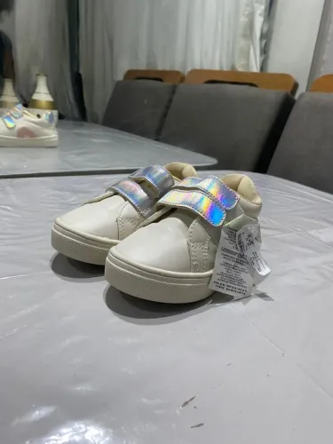 Tênis Infantil Branco com Detalhes Holográficos