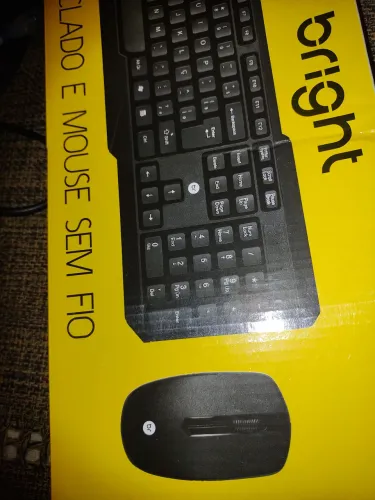 Teclado e mouse sem fio, ainda na caixa.