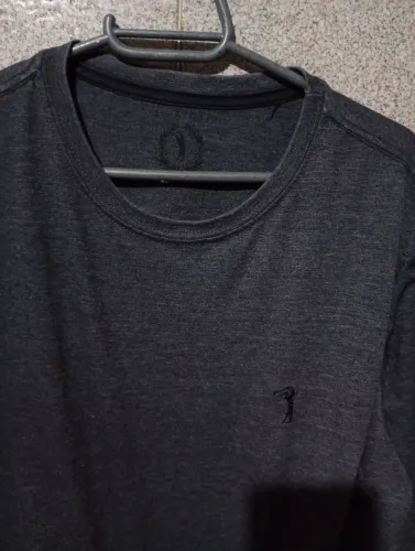 Camiseta  manga longa ALEATORY. M .