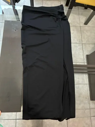 Saia preta longa com fenda 