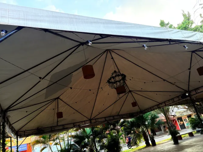 Tenda 10x10 9 meses de uso. Aceitamos cartão