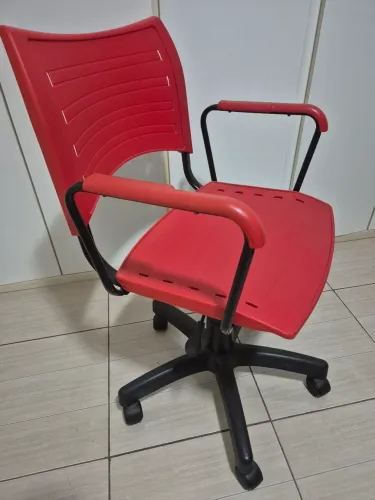 Cadeira escritório simples com rodinhas