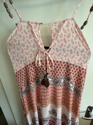 Vestido Rosa Estampado com Detalhes na alça