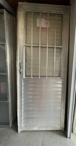 Porta alumínio com grade e vidro / entregamos