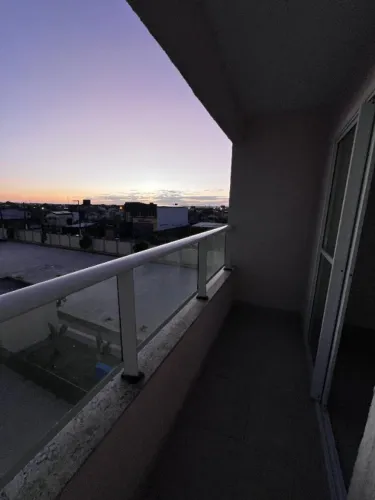 Apartamento 2 quartos (1 suíte) | Varanda | Semi mobiliado | Torres de Trindade - Antares