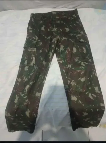Calça camuflada militar