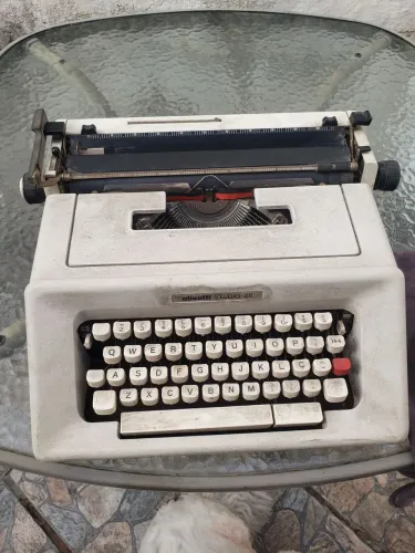 Máquina de Escrever Olivetti Studio 46