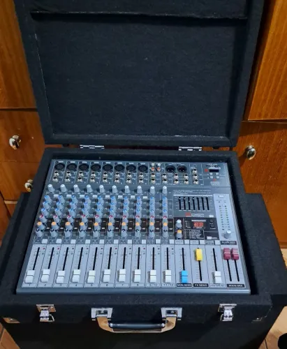 Mesa de som Arcano 12