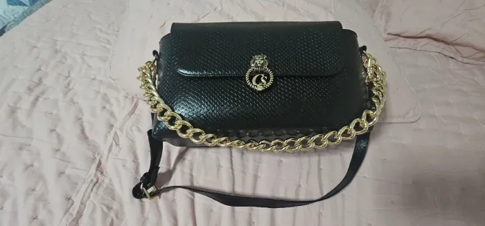 Bolsa Carmen Steffens de Ombro Preta com Corrente Dourada