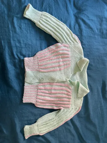 Casaquinho de bebê verde e rosa de 3 a 9 meses