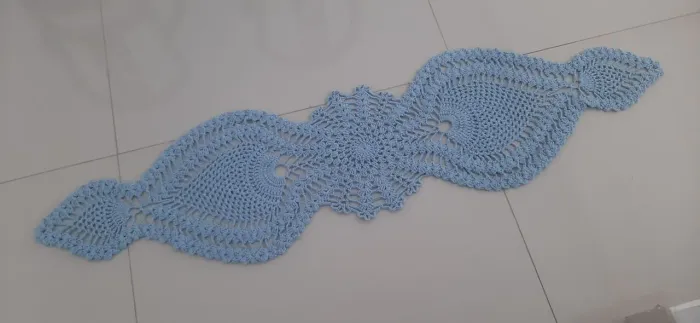 Caminho de mesa de crochê artesanal azul claro