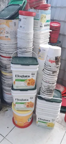 Baldes usados vazios