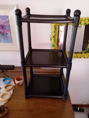 Estante Decorativa Preta com 3 Prateleiras NOVINHA PRATICAMENTE SEM USO 