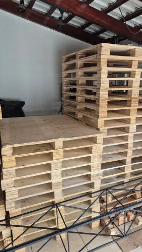 Pallets seminovos, reforçado, suporta aproximadamente 300kg, medida 1.20 por 1.30, 3cm esp