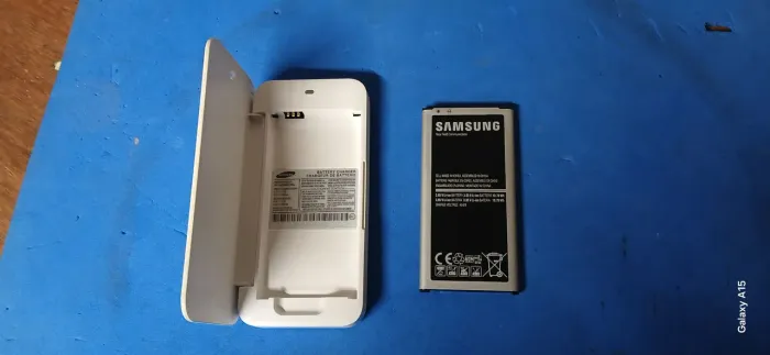 Vendo essa bateria e carregador de celular antigo Samsung