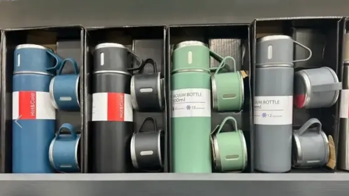 Garrafa térmica 500 ml com 3 xícaras.
