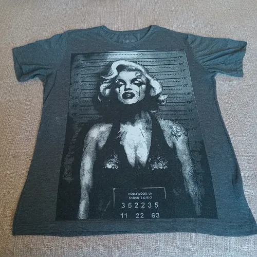 Camiseta Skuller Marilyn Monroe Mugshot, tamanho M, cor cinza