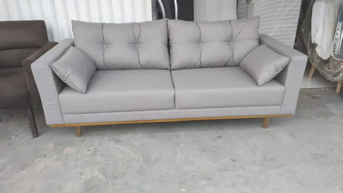 Sofá 4 lugares no linho cinza claro