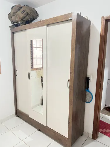 Roupeiro Moval 3 Portas Bolivia com Pés e Espelho - Freijo / Off White