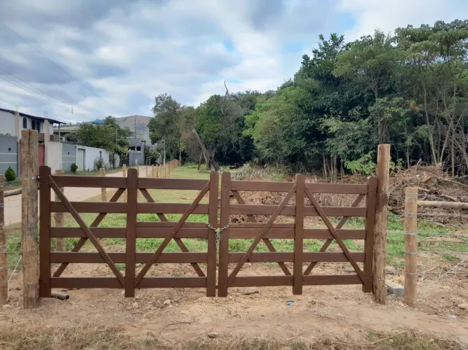 Assentamento de porteiras, cercas e outros serviços
