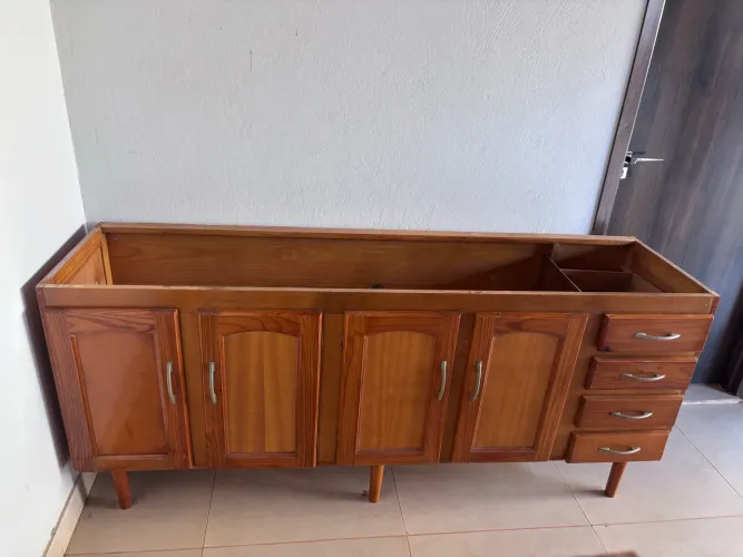 Gabinete para pia de cozinha em madeira