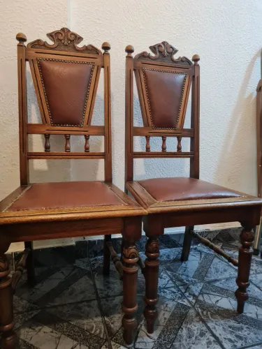 Duas cadeiras linda de .madeira