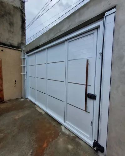 Portão Basculante Moderno em Alumínio Preto Sob Medida