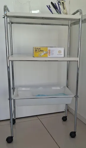 CARRINHO BRANCO COM DETALHES EM INOX